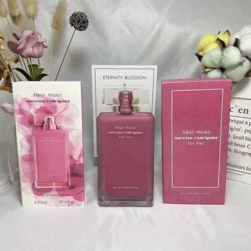 高端品质 Narciso纳西素 磨砂粉瓶淡香水For Her Fleur Musc100Ml 打开后散发出带有柑橘香气的花香，并以温暖 和感性的感觉覆盖了中心的