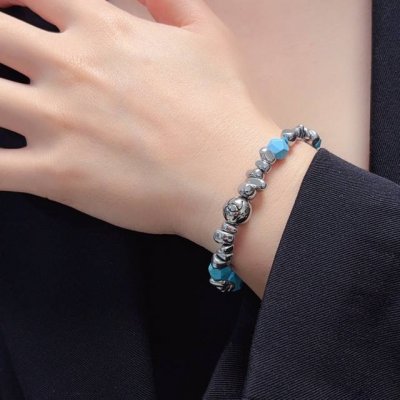 香奈儿Chanel字母双C高级突碎银子绿松石手链 搭配天然黑胆石具有保健功效经典火热爆款来袭大牌香奶奶这个品牌在时尚女性当中绝对无所不知都知道它的经典与岁月逢出