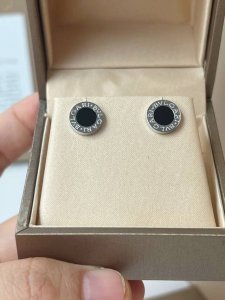 热销款 Bvlgari 系列 黑玛瑙圆饼耳钉 经典黑 满足你日常的各种搭配 工艺非常的完美，可以说全部精雕机雕刻，电镀颜色唯一做到真正对Zp珠宝类的玫瑰金真金电