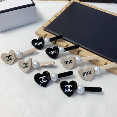 Chanel小香 Chanel发夹 爱心珍珠Logo压夹边夹刘海夹日常精致小单品 气质百搭小仙女必入单品 宝藏款 闭眼入推荐款 一对