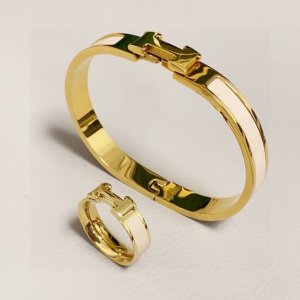 爱马仕Hermes珐琅奶茶色黄金边手镯小号迷你版8Mm精工版 窄版从上市以来一直深受Mm喜爱每一种颜色都有它独一无二的光彩！上手效果非常好看！最细小的一款！比普