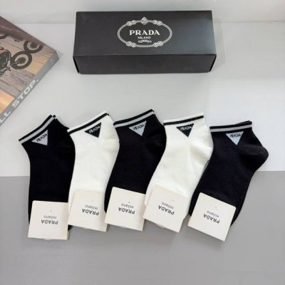 配包装 一盒5双 prada 普拉达 新款短筒袜子 纯棉面料 经典三角标Logo 个性时尚百搭款 你值得拥有哦