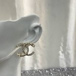香奈儿耳钉热销款爆上新 一致Zp Chan 23 双C水钻耳钉 简单大方，双C交界处的细节很漂亮！