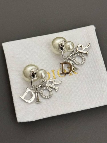 高品质 细节如图 0 0130 银色 D字母配件耳钉 Z 5400，时尚独特个性款，珍珠+Dor字母元素搭配，简单而不简约，非常显气质高贵！