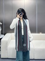 上新！ 年男女同款，百分百纯羊绒 Loewe 罗意微 同步专柜，高端羊绒针织围巾！ 可正式，可随意，非常Classical的设计。这款织法比较难，又很费纱线，工