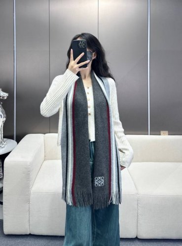 上新！ 年男女同款，百分百纯羊绒 Loewe 罗意微 同步专柜，高端羊绒针织围巾！ 可正式，可随意，非常Classical的设计。这款织法比较难，又很费纱线，工