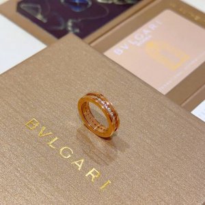 宝格丽戒指V金材质 Bvlgari宝格丽 Divas Dream 中间玫瑰金与白金边间色系列 品相完美 细节无敌 那种独特的色泽完全无可挑剔 再缀以经典指环外形