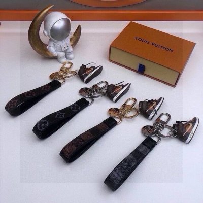 120元配图片原版包装 独家定制款，联名Aj迷你鞋挂饰挂件。 原单Monogram Eclipse Dragonne 包饰与钥匙扣 M61950 此款Drago