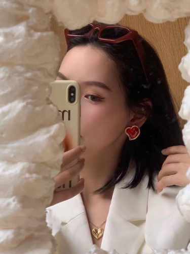 我们出品 量大咨询客Fu Ys1红爱心耳钉 中古款 热情似火 爱你的火热颜色 复古金搭配复古大红色 太绝配了爱和美撞了个满怀 非常推荐 流行稍纵即逝 风格永存