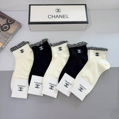 配包装 一盒5双 香奈儿 Chanel新款刺绣中筒袜子专柜同步上新 超柔软舒适 专柜爆款双C系列超火爆小单品