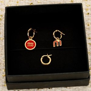 我们出品 Zp p4940，量大咨询客Fu M Um U耳钉 上耳方知它的美温柔又恰到好处的小可爱，女人又拿捏得刚好的俏皮，这大概是每个女人都想拥有的一种佩戴效