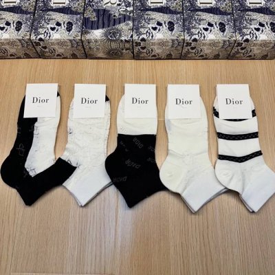 特 Dior 迪奥D家新品网红女款袜子 一盒五双 冰丝材质，冰凉透气舒适，超级Nice超火爆小单品，大牌出街，潮人必备超好搭