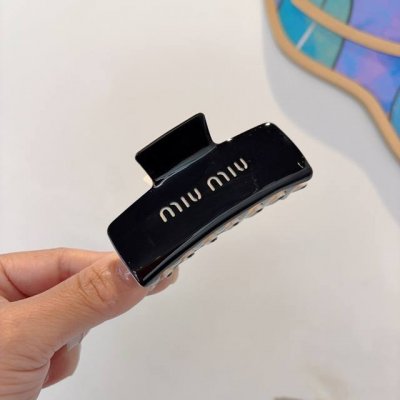 配包装 miumiu 缪缪 新款手工抓夹 高级感字母简约复古发夹原单货 时尚百搭 潮女必备品