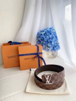 驴牌～Initiales 40 毫米双面腰带 v Initiales 40 毫米双面腰带焕新标志性设计，以经典 Damier Graphite 帆布和柔软牛皮革