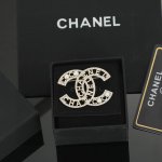 Ch Nel 最新珍珠胸针 说不出的高级和养眼 经典双C 浅金色电镀高级感满满 圈形营造一种轮廓感 帅气 给造型大加分 时髦得毫不费力 胸针