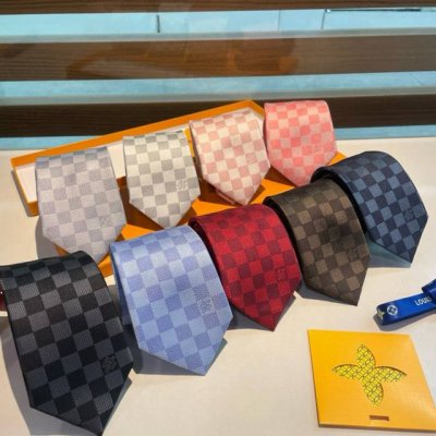 Lv专柜同步提花领带出货啦_ 路易威登 男士领带系列棋盘格，稀有展现精湛手工与时尚优雅的理想选择，这款领带将标志性的路易威登Damier图案以同色调手法演绎的更