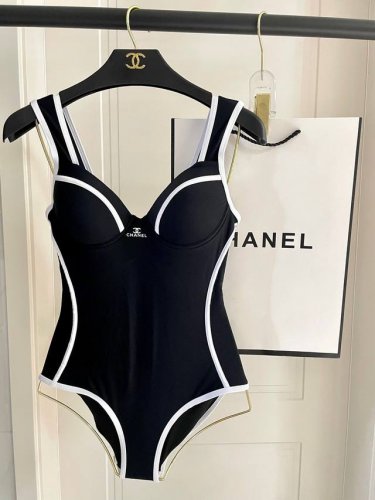 Chanel新款泳衣适合多种场景的游泳衣♀海边 游泳池 温泉 水上乐园 漂流都可以内搭也完全可以 连体设计遮肉显高挑 腹部有点肉肉也不影响咱美美的 面料：透气舒