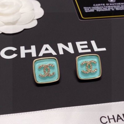Zp打版 新款小香 Chanel 双C耳环耳钉。 浅蓝色优雅大方精工设计 雕刻 非常修饰脸型 青春活力 一眼就被这款吸引了 非常漂亮的颜色搭配 时尚又俏皮