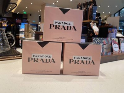 专柜品质 Prada普拉达 Paradoxe我本莫测 香水 Edp 规格：90Ml木质花香调！经典三角标Logo香水瓶，美到窒息！粉粉的玻璃瓶身，晶莹剔透的感觉