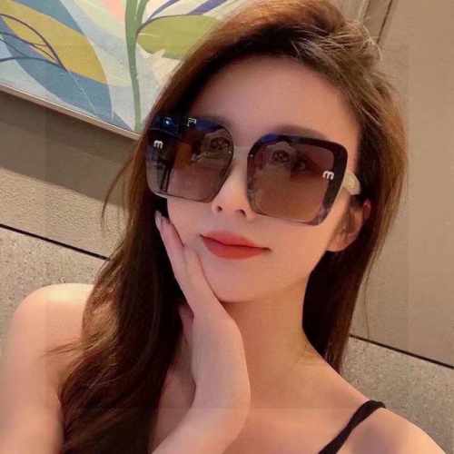 新款:品牌 缪缪Miumiu女士偏光太阳镜Tr镜框 进口宝丽高清偏光镜片 金属Logo镶嵌镜腿 高端定制设计 戴上超有范 旅游开车必备品 编号 5011