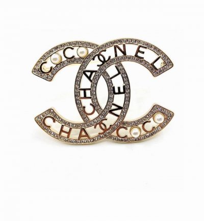 大号 小香新款字母珍珠镂空带钻胸针Chanel 高端品质，专柜同材质，真正黄铜，离子电镀，独家实拍图做工精致细腻，重工版本，超级仙女唯美的一款，做工超级细心无漏