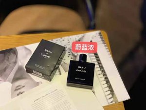 专柜品质 香奈儿 1Blue蔚蓝男士浓香水Ed Ml 陈伟霆代言同款斩女香 此款香水产地法国 香 调 木质香调 前 调 柑橘 葡萄柚 薄荷 粉红胡椒 肉豆蔻 中