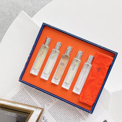 专柜品质 爱马仕5支装Hermes小样套装可以说非常好看了 携带也很方便~5只香水的味道都很清新~ 丝巾 香调 生姜 前调 晚香玉 中调 夏茉莉 尼罗河睡莲 橙