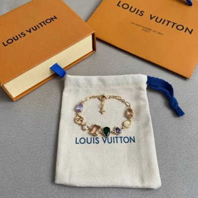 原单货Lv 手链Louis Vuitton 路易威登 戒指专柜一致材质 火爆款出货 设计独特 复古前卫 男神、美女必备。