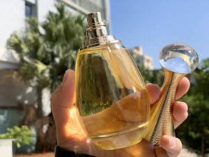 专柜品质 王炸极品 100Ml Christian Dior Jadore 真我香水是以花果香调为主 初调 清新的常春藤叶 甜美的柑桔果 还有一丝淡淡的黄兰香