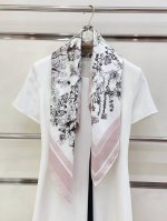 18 姆米 双面同色 高级感爆棚Cd 花朵元素90 高级时髦风配色非常考究，图案匠心，上身简直美得太惊艳了融入日常的单品，可以搭配很年轻的穿搭方式。它足以让任何