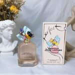 专柜品质 Marc Jacobs 马克莫杰玩美小姐香水 Ml Marc Jacobs Perfect 据称是一款现代，明亮而女性化的芳香 该香氛开头带来的是清新