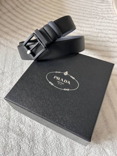 prada 普拉达 这是一款男士精致的腰带 宽3.5Cm 采用Saffiano牛皮制作，质感卓越，耐用非凡。独特的双面设计，让您既可以选用低调奢华的商务风格，也