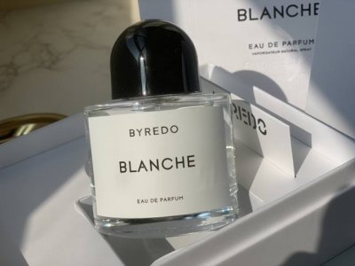 专柜品质 Byredo白色浪漫Δ朴灿烈女友香 性冷淡的包装和惊人的持久力谁顶得住嗷 前调:白色玫瑰粉红胡椒 中调:橙花油牡丹 后调:檀香木麝香 这款刚啧出来的时