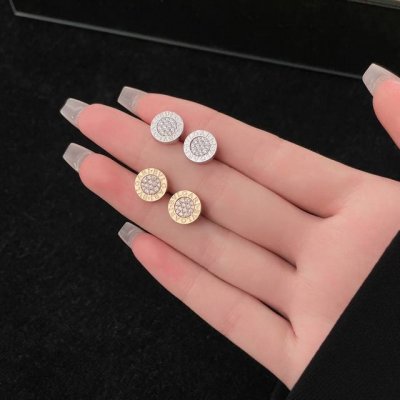 Bv系列满钻圆盘耳钉，不像Diva有点娘，小蛮腰么实在太多人戴了。这个系列有黑白各种贝母款式，新增带钻的也好看，炒鸡Bling 满钻圆饼耳钉经典到不行，时尚不张