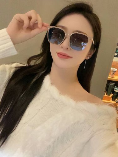 新品Chanel 香奈儿太阳镜以独特魅力和前卫风格诠释春夏最新眼镜，以方框设计两边经典小香珍珠做点缀，中梁金属质感超好佩带舒适 型号：Ch2753