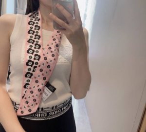 70超美 小香最新双面Twilly超有大牌气场！斜纹真丝光泽感超级强 从图中就可以看出来品质非凡送礼自用都超合适的一款既可绕于颈间，亦可缠于腕部、腰部，同样也可