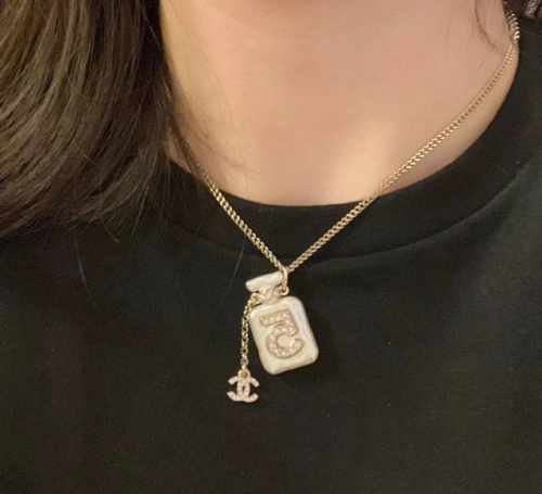 高品质 细节如图 香22S新款香水瓶项链 可调节长短，当毛衣链，短项链，绕两圈还可以当Choker佩戴超火爆香水瓶系列答应我一套入[机智][机智]富家千金即视感
