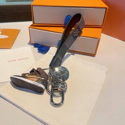 Lv经典老花棋格钥匙扣 钥匙扣联名Nike迷你鞋子挂件时尚个性 车钥匙挂件 包包挂件配饰 monogram 帆布不仅精美 而且经久耐用 是 Dragonne 钥
