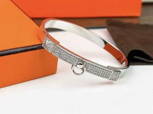 爱马仕Hermes 经典Kelly半钻手镯 镶钻手镯，顶级工艺水平，质感超群Kelly 扣处镶嵌进口锆石，闪耀至极，彰显尊贵气质#黄金 白金 #