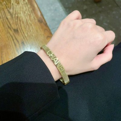 新款香奈儿Chanel手镯超重工Bling Bling，颜色搭配得非常好高级感 女神气质高端 精钢材质不过敏不褪色。一比一精美工艺，经典至极的魅物，性价比高 必