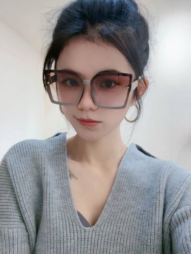 Lv 2025新款女士方框太阳眼镜 开车墨镜 新款太阳镜 时尚大方 舒适轻盈 精致奢华 超轻 型号 L7805