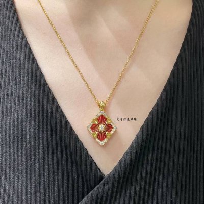 V金材质 布契拉提大号歌剧院系列红珐琅项链 复古宫廷风四叶草 四瓣花贝壳双面项链 太有意式风情了 整件作品精致华丽又增添文艺的感觉 采用 Rigato平行纹雕刻