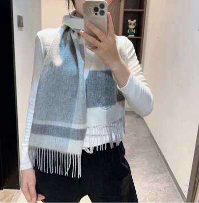 Hermes 爱马仕怒赞自留我们的男款围巾且买且珍惜~~男款真的很少，一年也就出几款，都是出口订单所以比较难遇男人的东西讲究少而精，好看的男款一定要收这款H男士