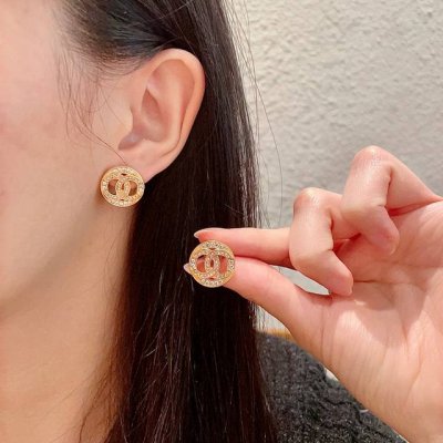 chanel香奈儿 中古 耳钉小香家的款式真心无需多介绍每一款都超好看，精致大方，非常显气质.