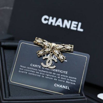 Chanel 镂空蝴蝶结胸针 淡金色搭配镂空设计复古又少女 这个系列真的火胸针好精致好美