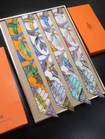phms1918专柜同步 爱马仕全新系列丝带 顶级斜纹真丝打造 超精细的印花 字迹非常清晰 绝对是送礼自用的首选丝带既可绕于颈间 亦可缠于腕部 腰部 同样也可以