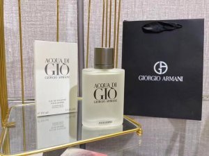 专柜品质 阿玛尼寄情男士100Ml 当厌烦了甜香Or脂粉香，想要给自己换个风格 不妨尝试一下男女通杀的阿玛尼寄情香水 磨砂透明瓶身与银灰色瓶盖相结合，再印上熟悉