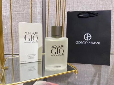 专柜品质 阿玛尼寄情男士100Ml 当厌烦了甜香Or脂粉香，想要给自己换个风格 不妨尝试一下男女通杀的阿玛尼寄情香水 磨砂透明瓶身与银灰色瓶盖相结合，再印上熟悉