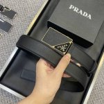 prada 普拉达 专柜最新款 这款可双面佩戴的腰带一面采用标志性的Saffiano皮革制。宽:3.5Cm
