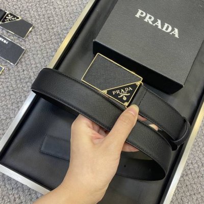 prada 普拉达 专柜最新款 这款可双面佩戴的腰带一面采用标志性的Saffiano皮革制。宽:3.5Cm